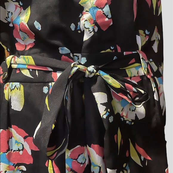 Yumi Kim romper size Large black with pink/yellow/blue flowers - Picture 3 of 8